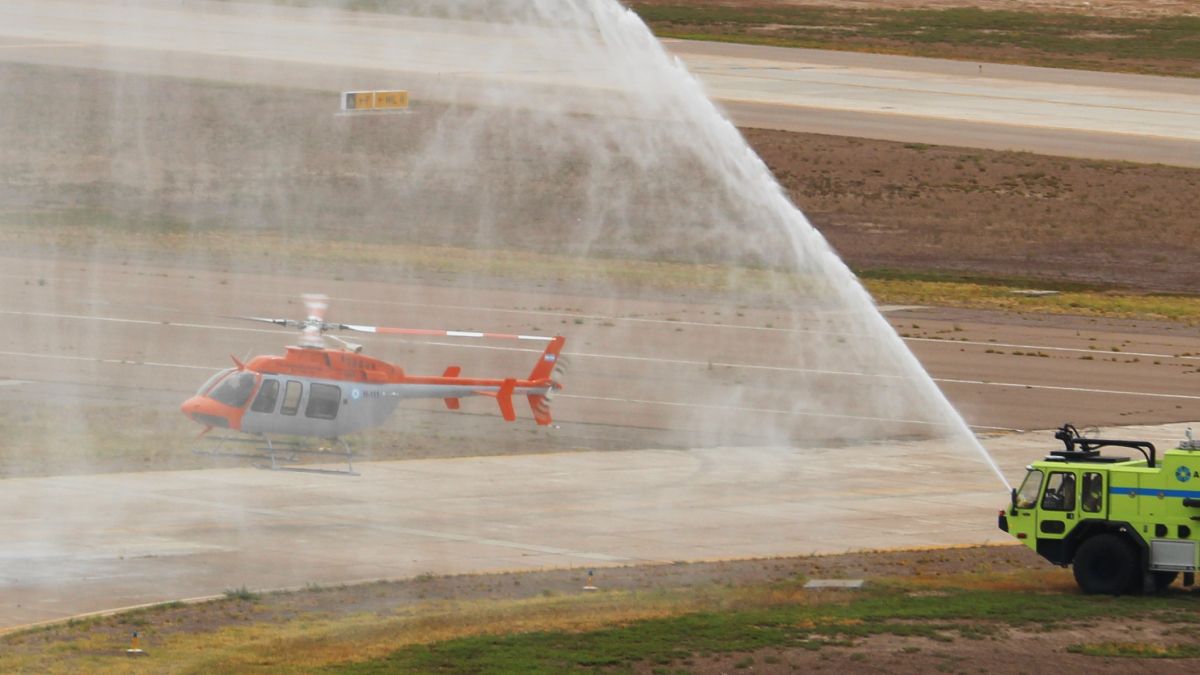 El nuevo helicóptero de la IV Brigada Aérea recibió el tradicional bautismo de agua sobre la pista. El nuevo helicóptero de la IV Brigada Aérea recibió el tradicional bautismo de agua sobre la pista.