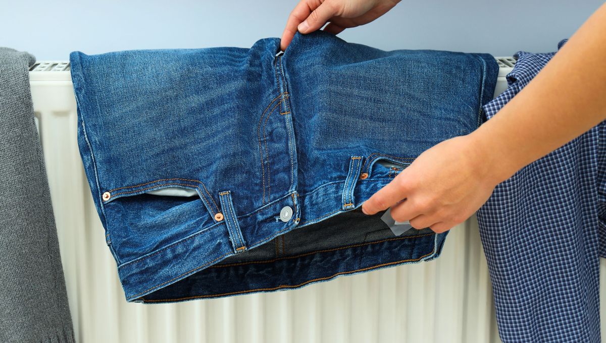 Lava, seca y guarda tu pantalón de jean con mucho cuidado y cariño. Lava, seca y guarda tu pantalón de jean con mucho cuidado y cariño. 