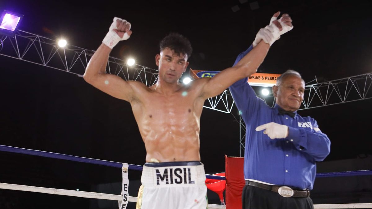 El árbitro Pedro Busto proclama ganador a Lucas Isaías Aguilera en el Pascual Pérez. El árbitro Pedro Busto proclama ganador a Lucas Isaías Aguilera en el Pascual Pérez.