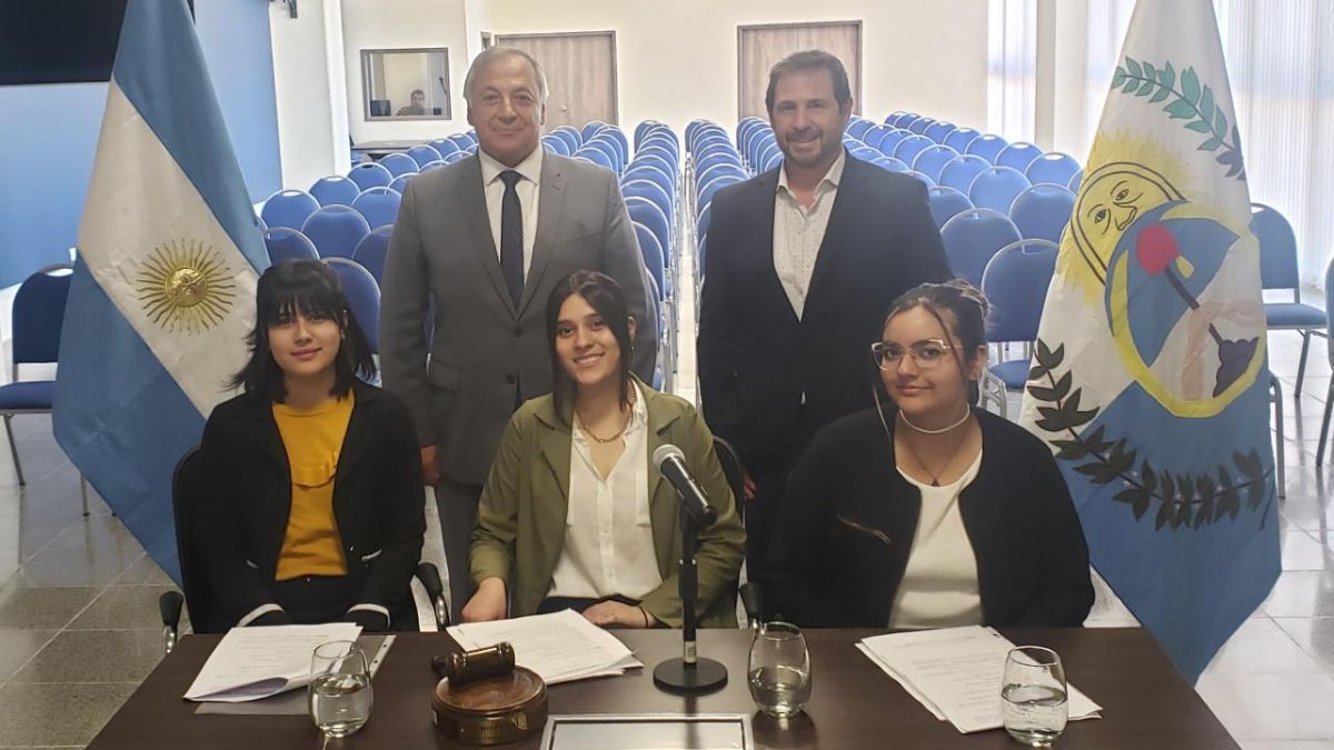 Se realizó uno de los simulacros de juicios por jurado en Mendoza, dentro de una experiencia federal, y participaron tres alumnas de nivel secundario, que posan en el Polo Judicial junto al procurador de la Corte Alejandro Gullé (izq.) y el subsecretario de Justicia y mentor de la iniciativa, Marcelo D Agostino.