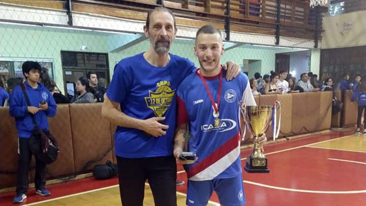 Mauricio Montaruli junto a su sobrino Francisco (hijo de Celia) festejando uno de los tantos campeonatos ganados por el Club Mendoza de Regatas.