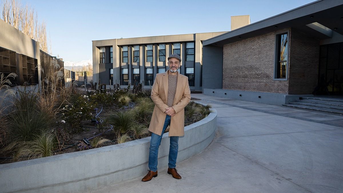 Augusto Bosshardt posa en la fachada del Amérian Chacras de Coria, el primer hotel de lujo que tiene esa turística zona residencial de Luján de Cuyo.