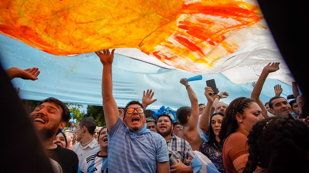 Toda la felicidad debajo de una bandera.