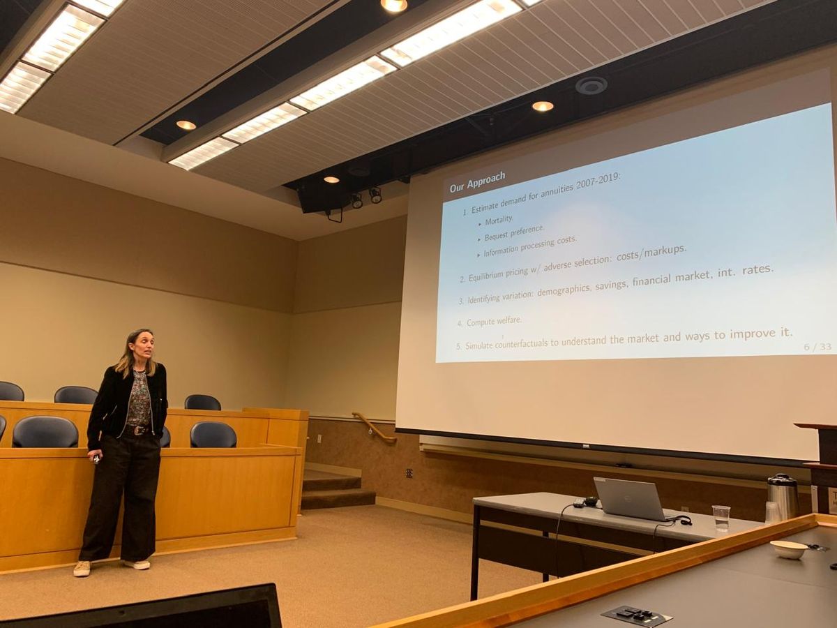 La economista mendocina en una de sus exposiciones en la Penn State University de Estados Unidos. La economista mendocina en una de sus exposiciones en la Penn State University de Estados Unidos.