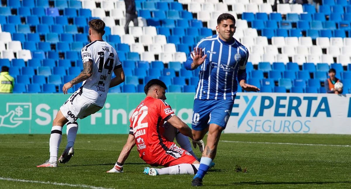 Hernán López Muñoz el sobrino nieto de Maradona definió con mucha categoría. Hernán López Muñoz el sobrino nieto de Maradona definió con mucha categoría.