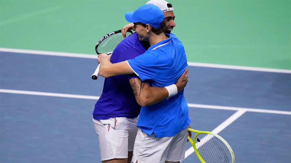 El abrazo tras la victoria italiana en la Copa Davis.