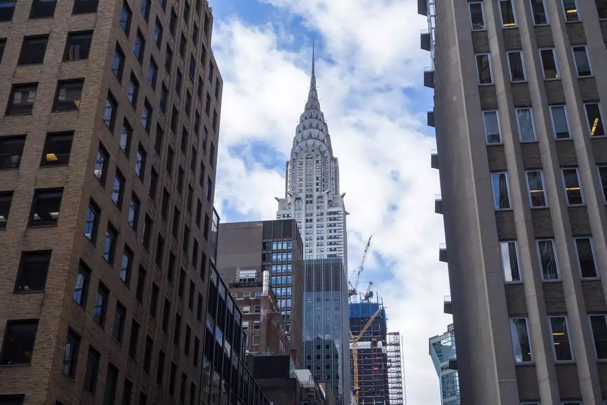 Este edificio se encuentra en el East Side de Midtown Manhattan. Este edificio se encuentra en el East Side de Midtown Manhattan.