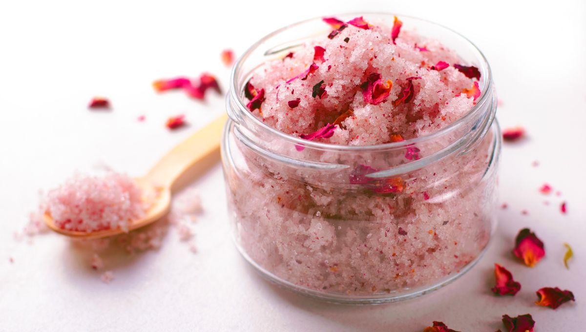 Cómo hacer un exfoliante de rosas y azúcar para dejar la piel suave y perfumada