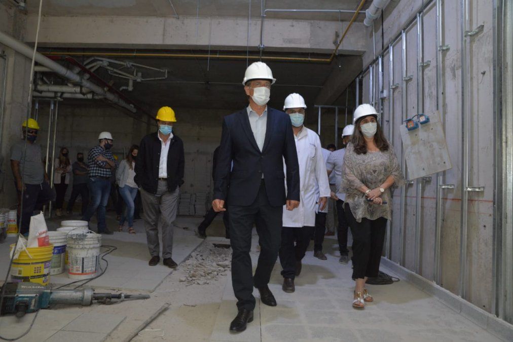 El gobernador Rodolfo Suarez recorrió las obras que se hacen en el Hospital Central. Se convertirá un subsuelo que era playa de estacionamiento en terapia intensiva.