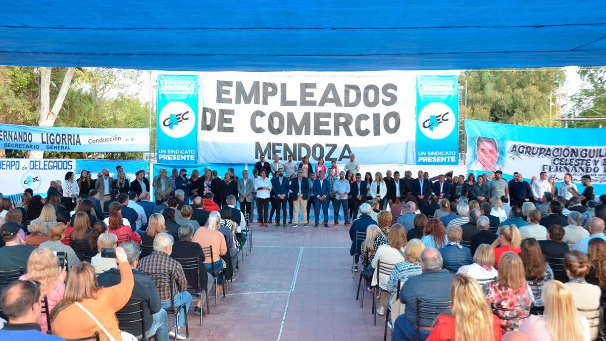 En Mendoza hay más de 40 mil empleados de comercio afiliados al CEC. No todos están en la obra social OSECAC. En Mendoza hay más de 40 mil empleados de comercio afiliados al CEC. No todos están en la obra social OSECAC.