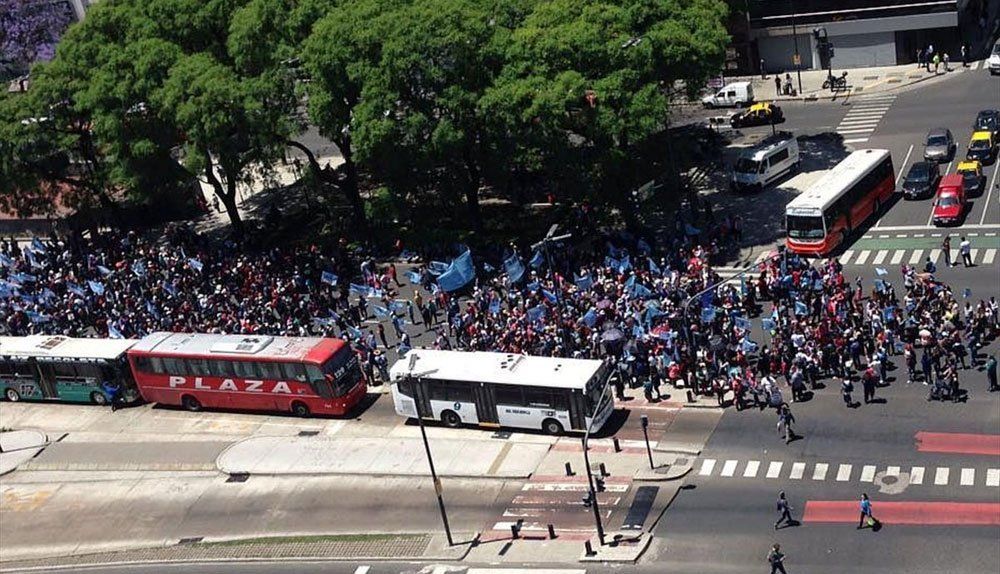 Multitudinaria movilización de la CGT al Congreso por la emergencia social