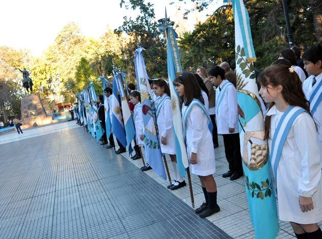 Colorido festejo por el Día del Himno Nacional Argentino