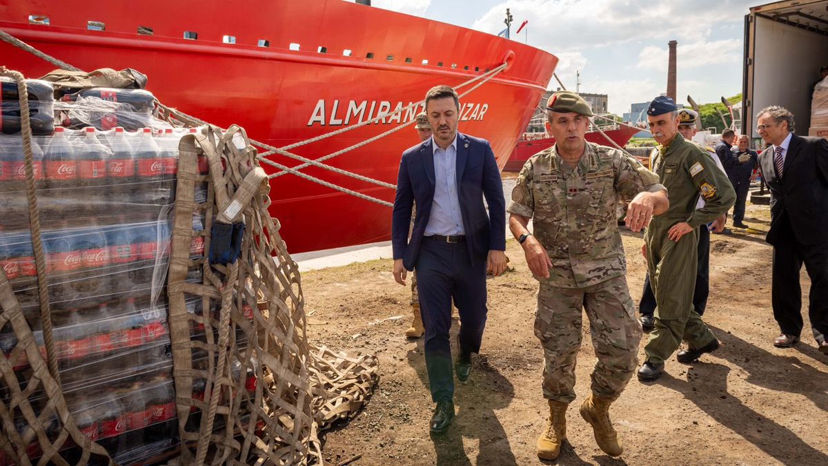 Petri en la despedida del rompehielos Irízar. Petri en la despedida del rompehielos Irízar.
