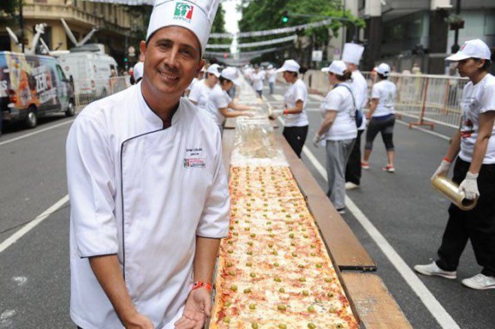 La pizza más larga de Buenos Aires batió un nuevo récord: 500 metros y 20 mil porciones