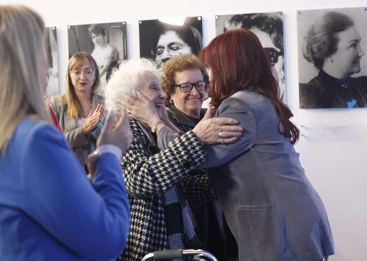 El saludo entre Cristina Fernández de Kirchner y Estela de Carlotto. El saludo entre Cristina Fernández de Kirchner y Estela de Carlotto.