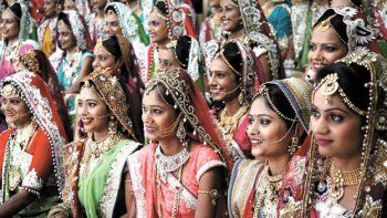 Les pagó la boda a 151 novias sin padres en la India