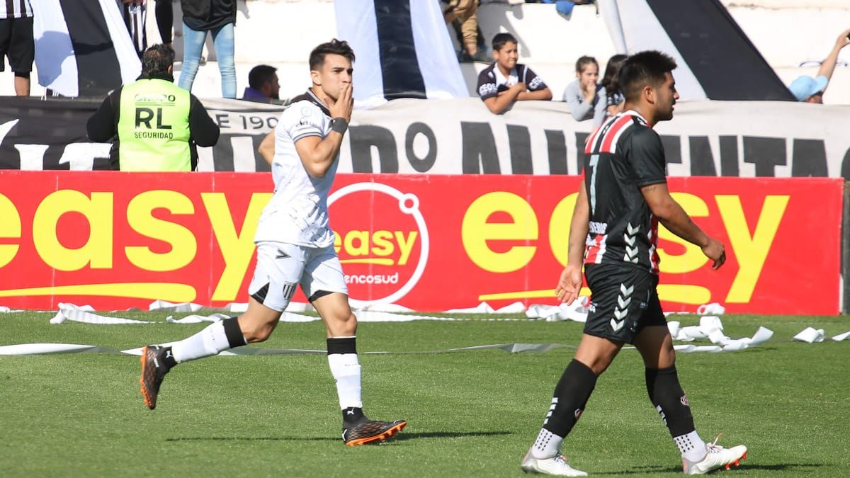 Leandro Ciccolini marcó el primer gol de Gimnasia y Esgrima en el triunfo ante Chacarita.