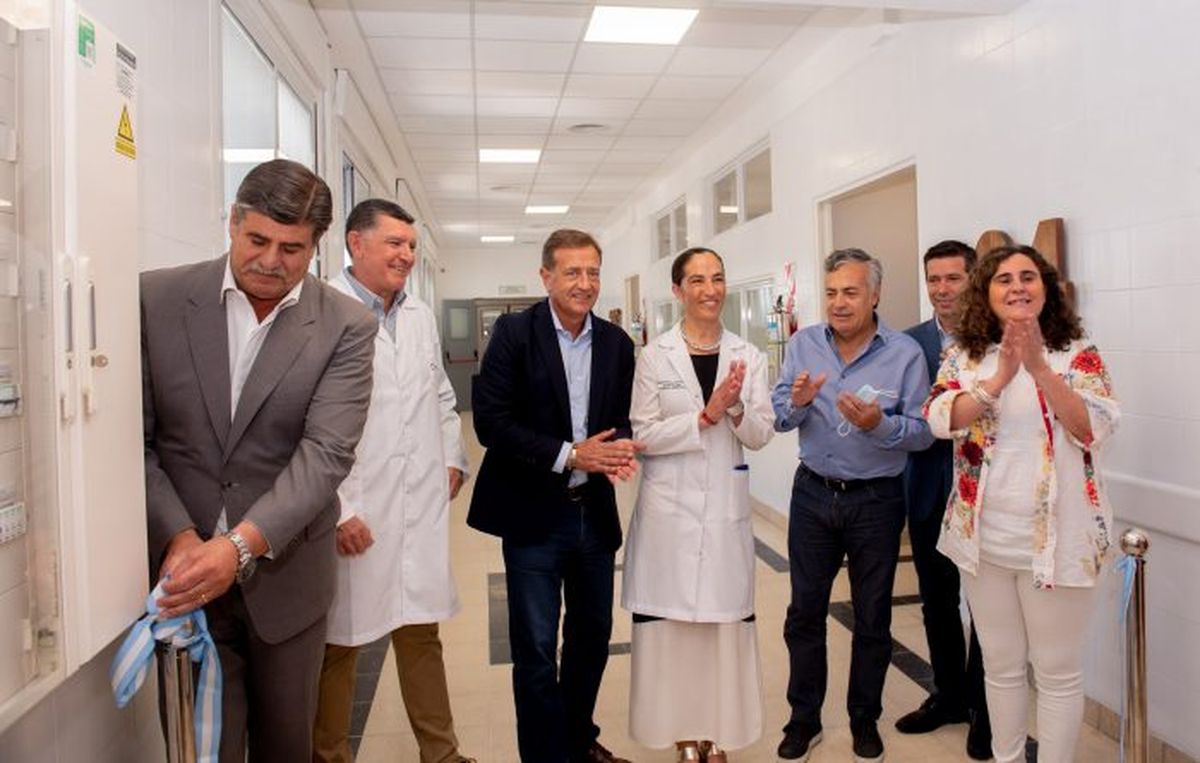 Corte de cintas a cargo del vicegobernador Mario Abed. Acompañan el gobernador Rodolfo Suarez; el senador nacional Alfredo Cornejo; la ministra de Salud, Ana María Nadal y autoridades del Hospital Central.