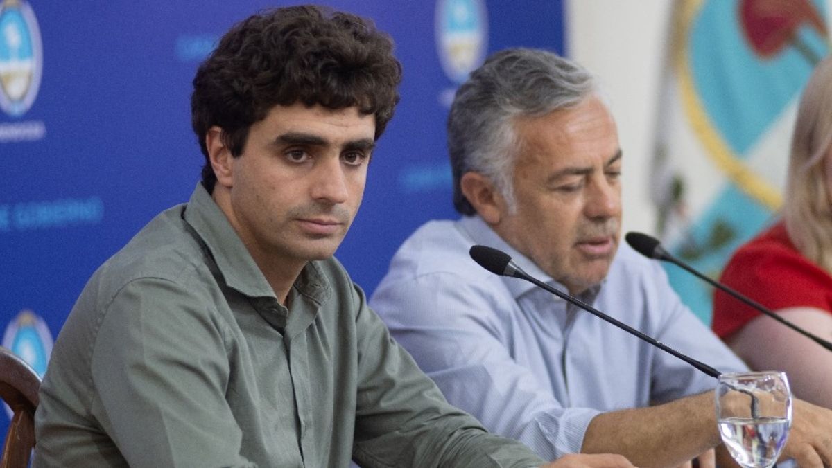 El ministro de Gobierno, Natalio Mema, admitió que es imposible sostener el precio del boleto a $200 con la escalada de aumentos de costos del sistema de transporte. El ministro de Gobierno, Natalio Mema, admitió que es imposible sostener el precio del boleto a $200 con la escalada de aumentos de costos del sistema de transporte.