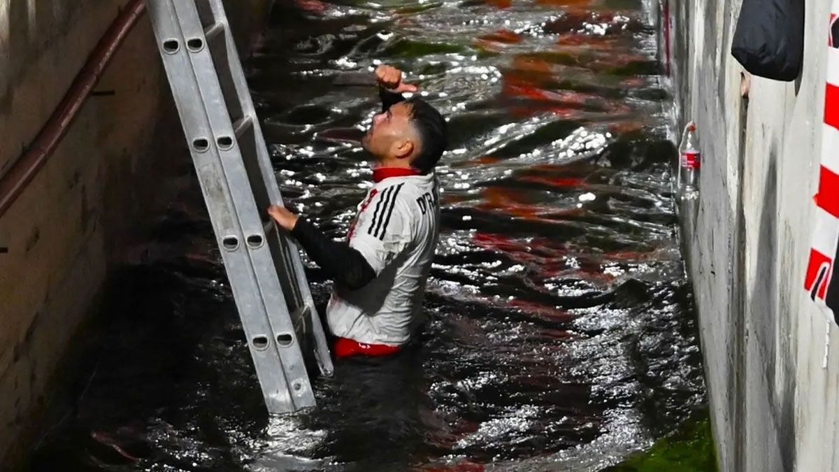 El hincha de Estudiantes agredido fue rescatado por los bomberos.