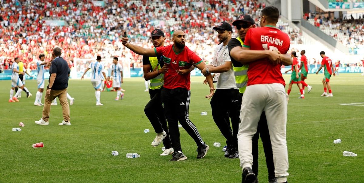 Luego del estruendo, hinchas marroquíes invadieron el campo de juego.