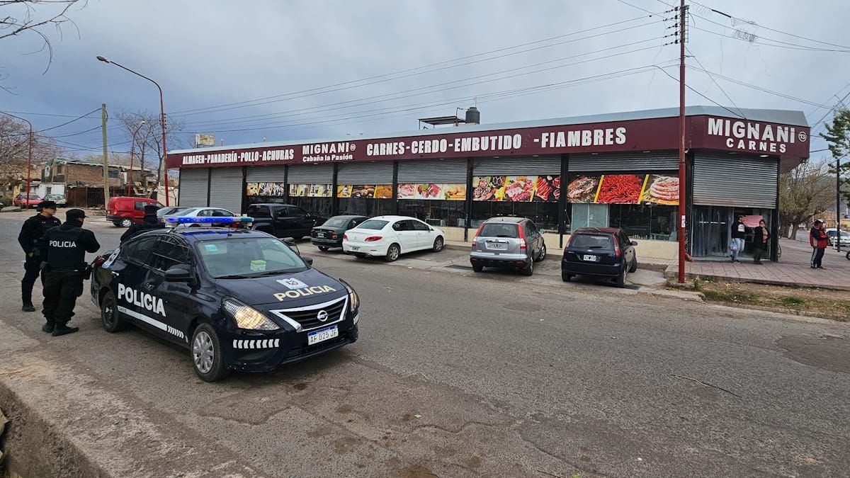 Un móvil de la Policía está ubicado en el ingreso a la carnicería, pero el dueño del local, Javier Mignani, tiene dudas de qué es lo que sucederá cuando pasen los días y otra vez su comercio vuelva a quedar indefenso. Un móvil de la Policía está ubicado en el ingreso a la carnicería, pero el dueño del local, Javier Mignani, tiene dudas de qué es lo que sucederá cuando pasen los días y otra vez su comercio vuelva a quedar indefenso.