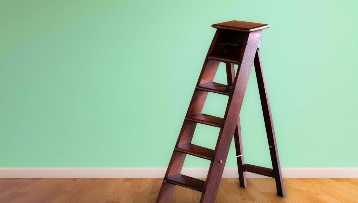 Quien tiene una escalera plegable de madera