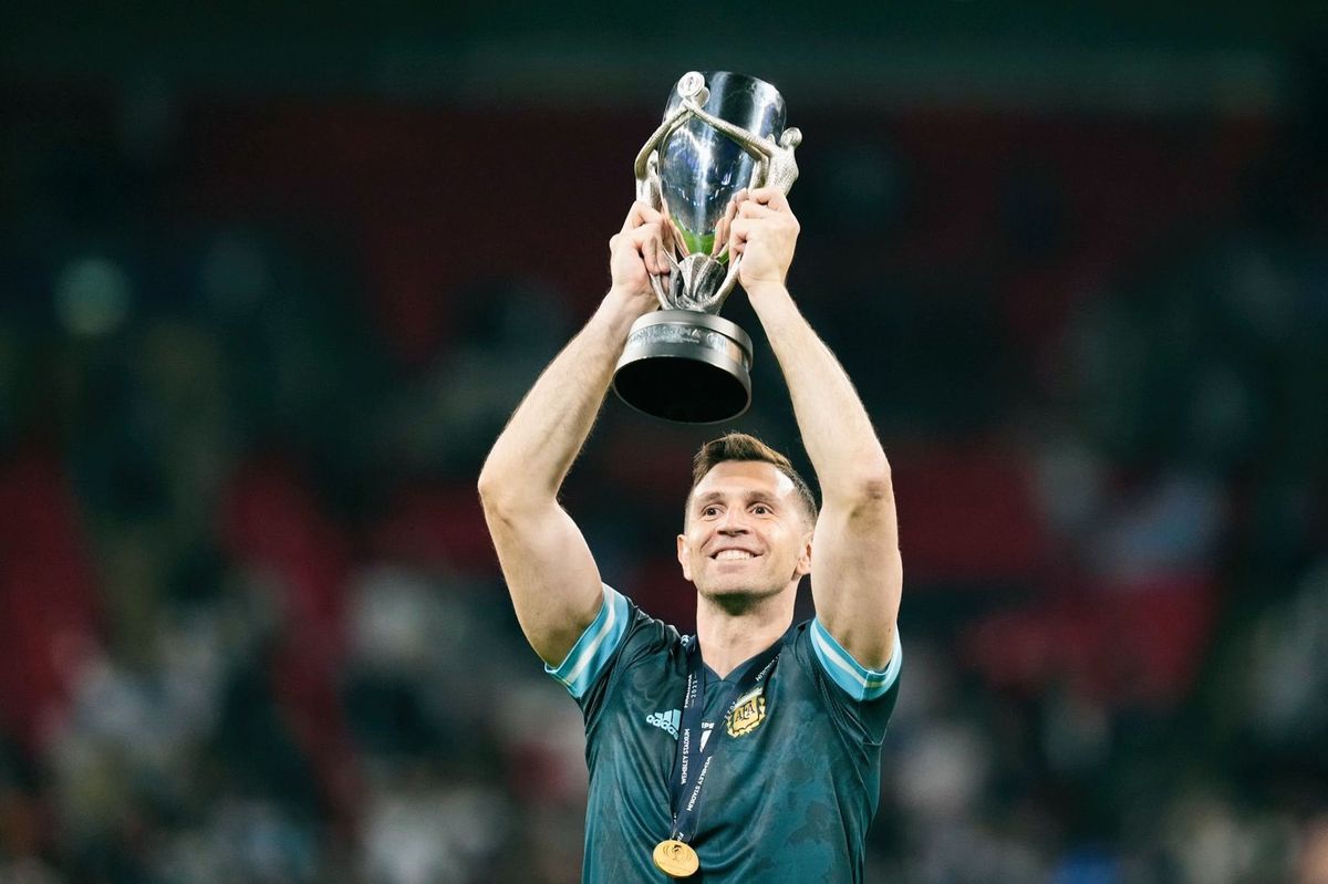Emiliano Martínez con la copa de la Finalíssima en Wembley