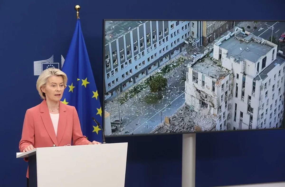La presidenta de la Unión Europea, Ursula von der Leyen, ayer jueves mostrando los daños del bombardeo a la sede en Ucrania. Crédito: EFE/EPA/Olivier Hoslet. La presidenta de la Unión Europea, Ursula von der Leyen, ayer jueves mostrando los daños del bombardeo a la sede en Ucrania. Crédito: EFE/EPA/Olivier Hoslet.