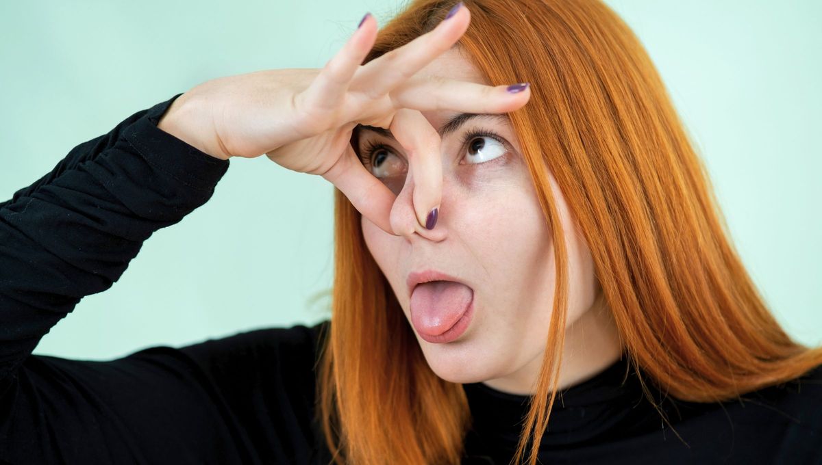 Tocarse la nariz, puede indicar que alguien no está diciendo la verdad. Cuando mentimos liberamos una serie de sustancias de forma involuntaria que pueden causar picores en la nariz Tocarse la nariz, puede indicar que alguien no está diciendo la verdad. Cuando mentimos liberamos una serie de sustancias de forma involuntaria que pueden causar picores en la nariz