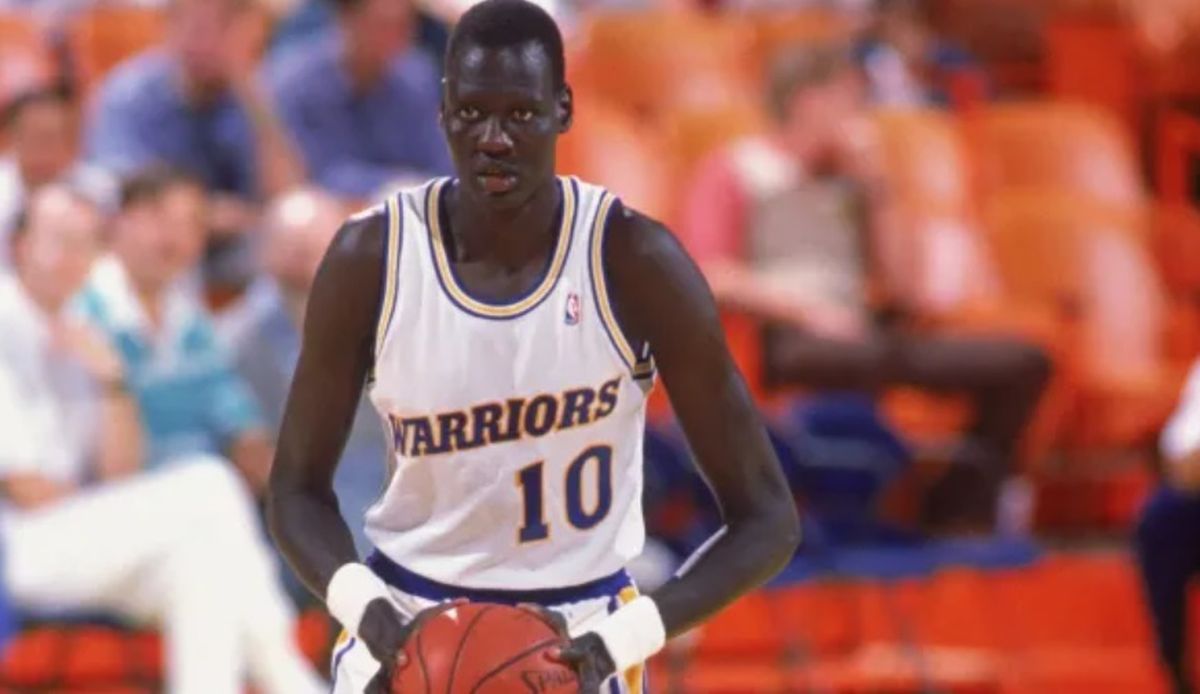 El engaño en la NBA que duró 40 años salió a la luz: la revelación del entrenador que reclutó a Manute Bol