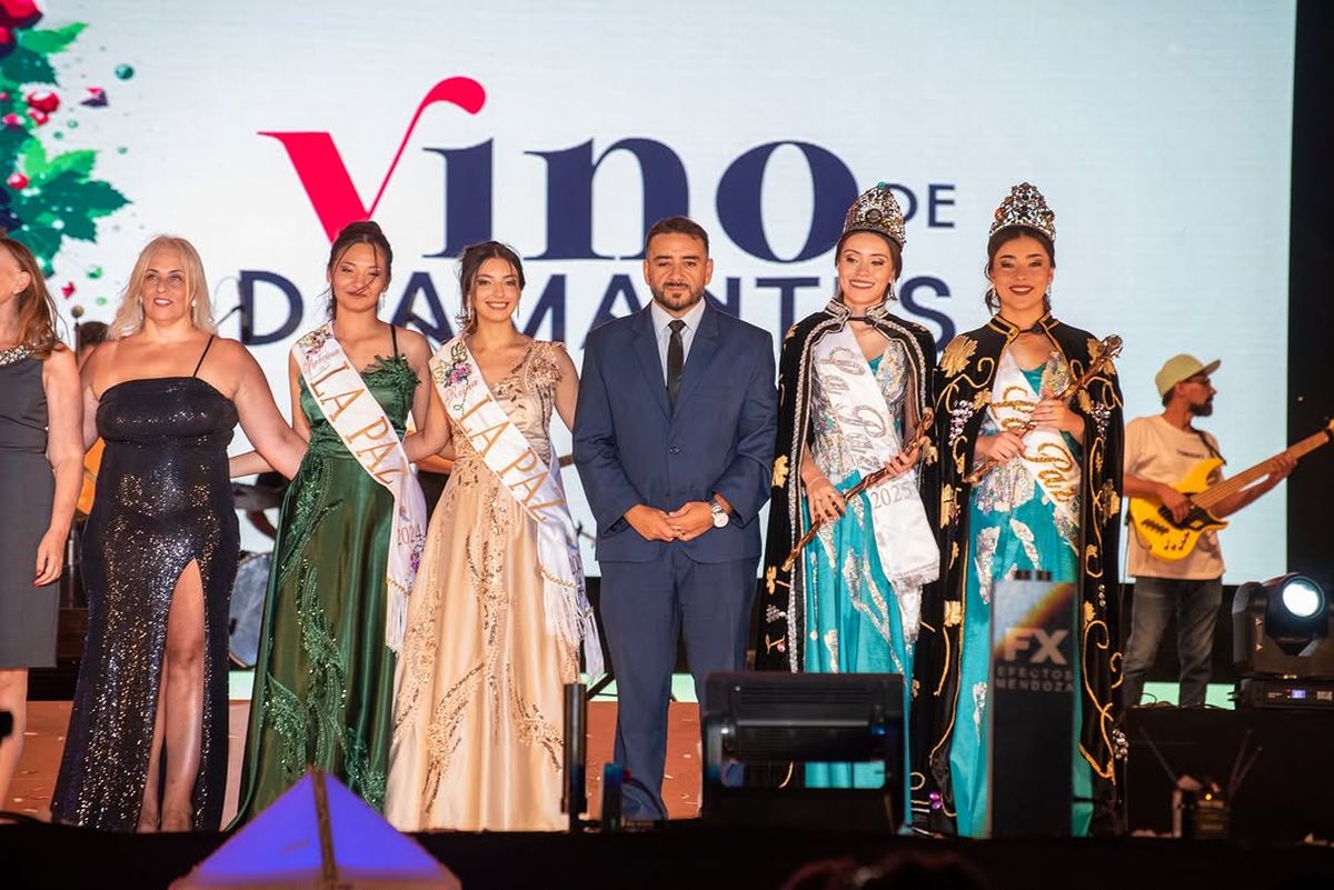 El intendente de La Paz, Fernando Ubieta, junto a las soberanas de la Vendimia 2025. El intendente de La Paz, Fernando Ubieta, junto a las soberanas de la Vendimia 2025.