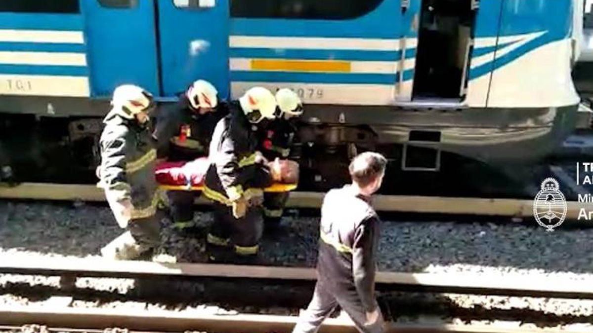 El hombre que cayó a las vías en la estación Belgrano C fue rescatado por los bomberos y trasladado por un ambulancia del SAME a un hospital porteño