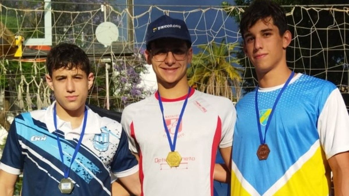 Matias Bottoni al centro del trío, con la medalla dorada en su pecho.
