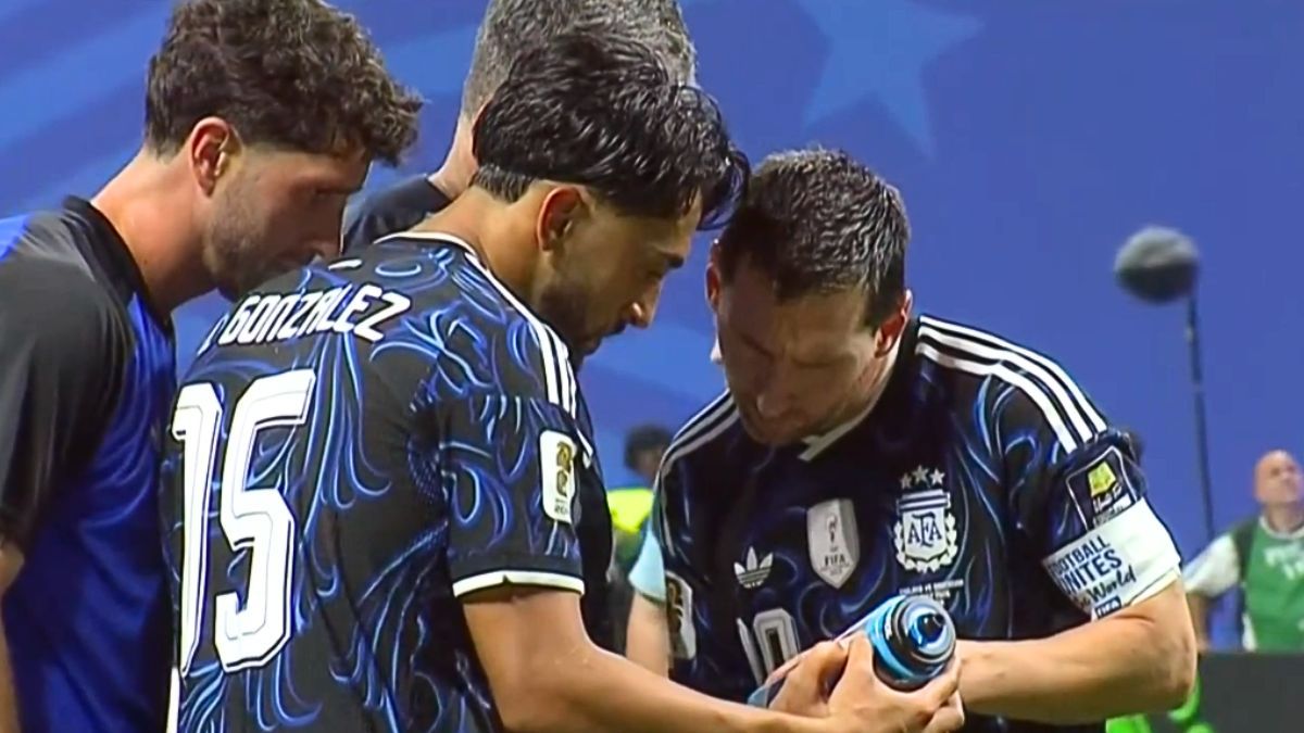 Parte de la Selección argentina observando el machete en la botella del arquero de Inglaterra.