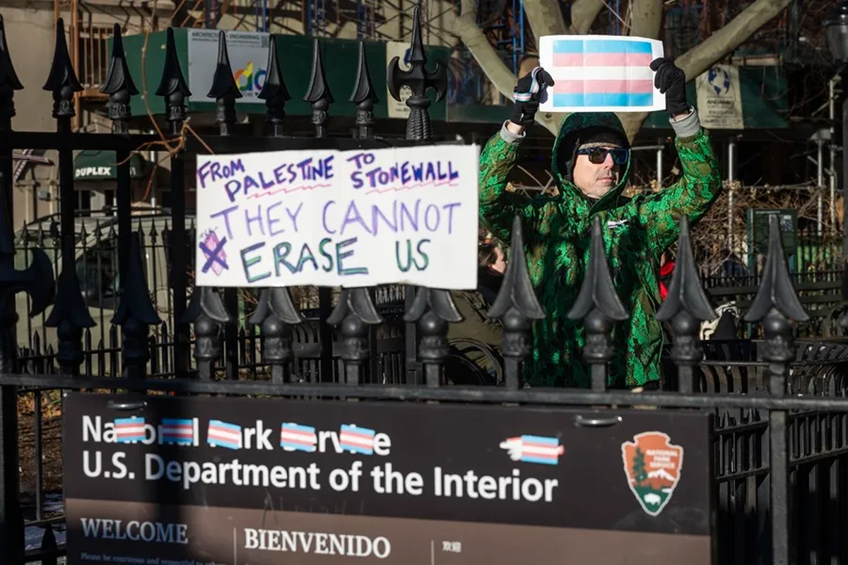 Una persona sostiene una bandera transgénero en el Monumento Nacional Stonewall, un Parque Nacional de Nueva York. Crédito: EFE/EPA/Justin Lane/Pool. Una persona sostiene una bandera transgénero en el Monumento Nacional Stonewall, un Parque Nacional de Nueva York. Crédito: EFE/EPA/Justin Lane/Pool.