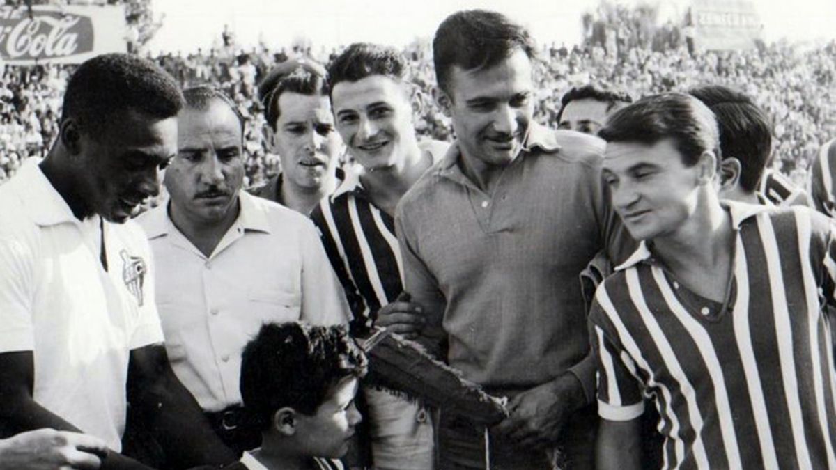 Saludo previo. A cancha llena jugaron el Santos y Godoy Cruz hace más de 58 años.