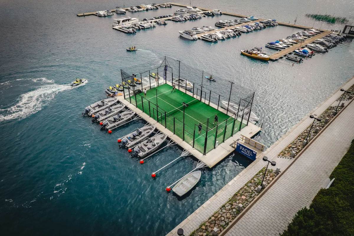 Si eres fan del pádel debes vivir la experiencia con amigos. Si eres fan del pádel debes vivir la experiencia con amigos.