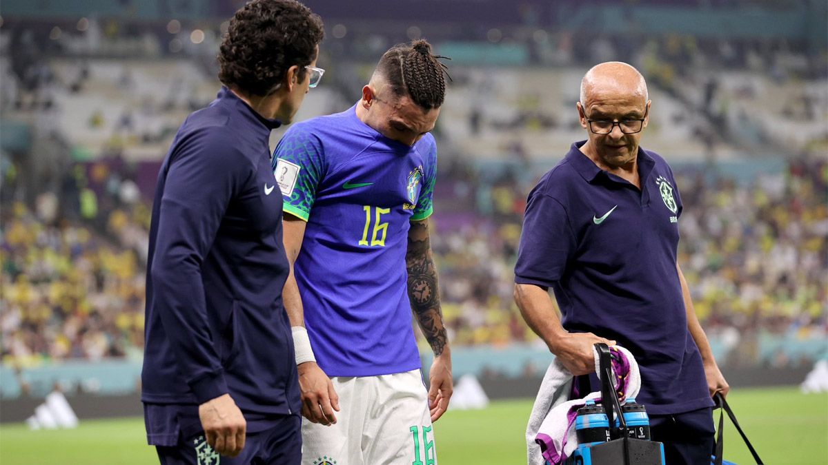 Alex Telles, de la Selección de Brasil, se retira llorando al ver que se pierde lo que resta del Mundial Qatar 2022.