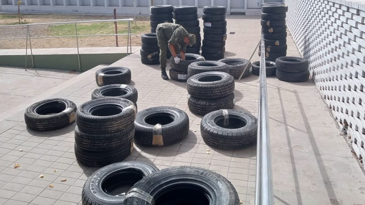 Neumáticos secuestrados por Gendarmería.