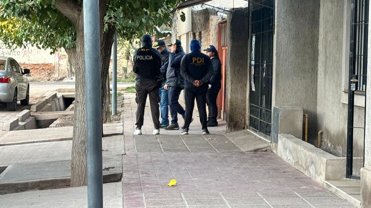 En los allanamientos detuvieron a 12 delincuentes, 5 de ellos líderes de una banda de falsos policías. En los allanamientos detuvieron a 12 delincuentes, 5 de ellos líderes de una banda de falsos policías.