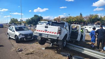 Una camioneta quedó sobre el cantero central del Acceso Sur tras chocar con un auto