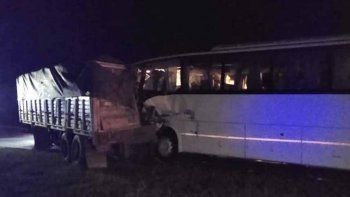 Un muerto y varios heridos en un choque entre un micro y un camión en Santa Fe