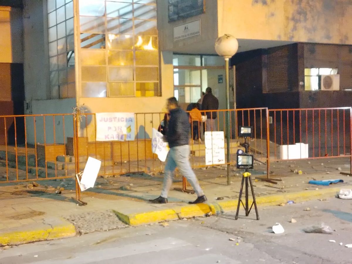 Los daños en la comisaría tras los disturbios.