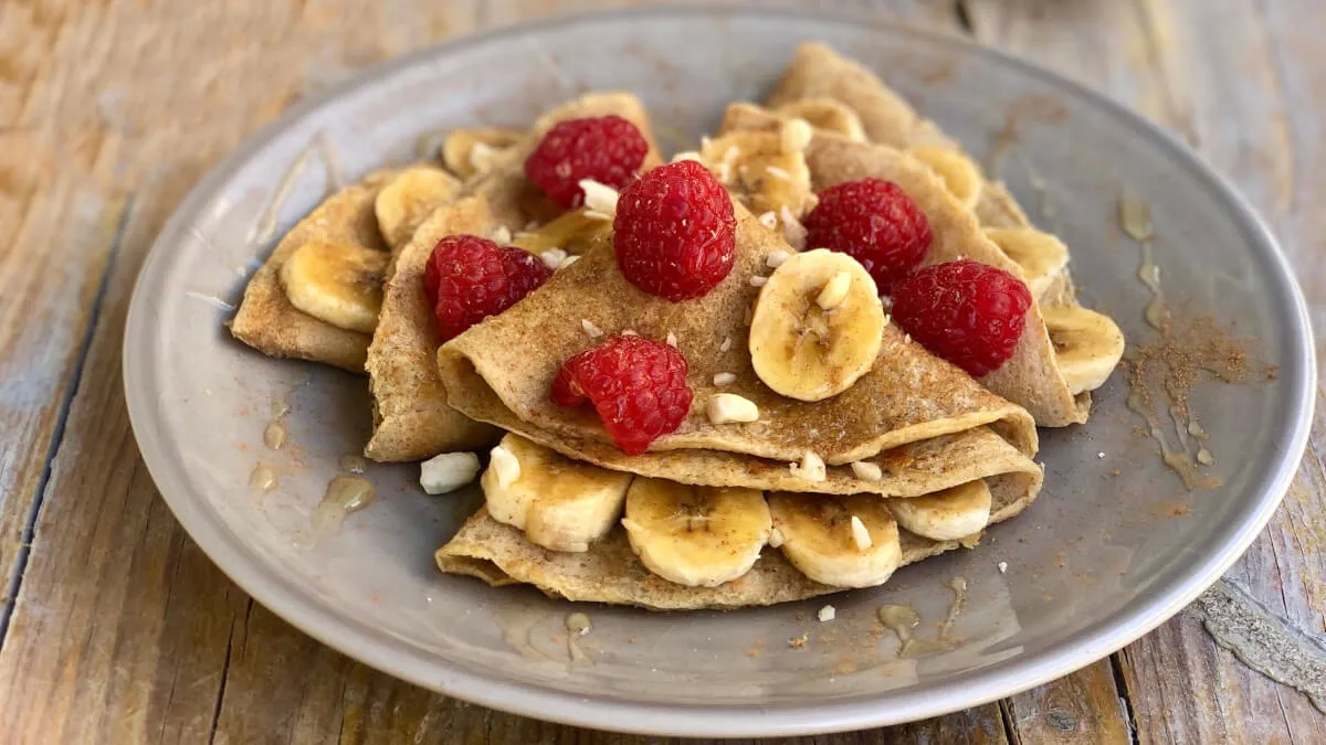 Panqueques de avena y banana con frutos rojos, la combinación perfecta. Panqueques de avena y banana con frutos rojos, la combinación perfecta.