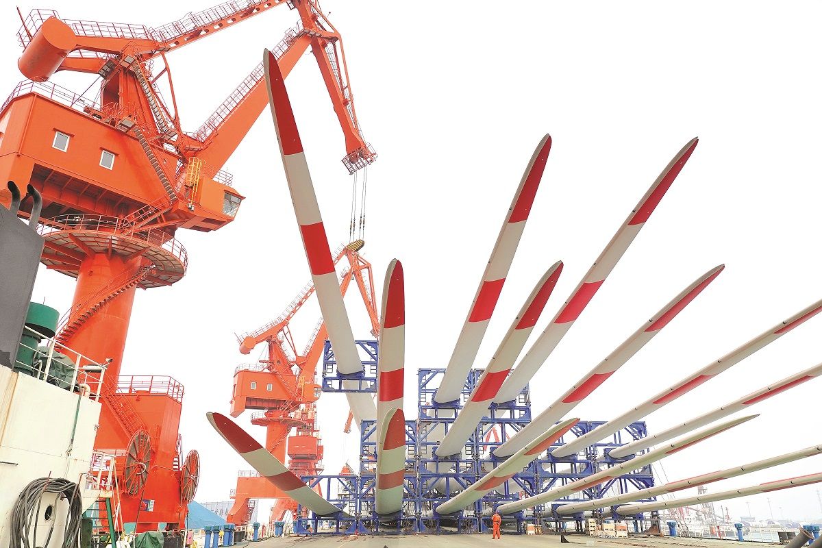 Se cargan palas de aerogeneradores en un buque en el Puerto de Yantai, ubicado en la provincia de Shandong. TANG KE / PARA CHINA DAILY