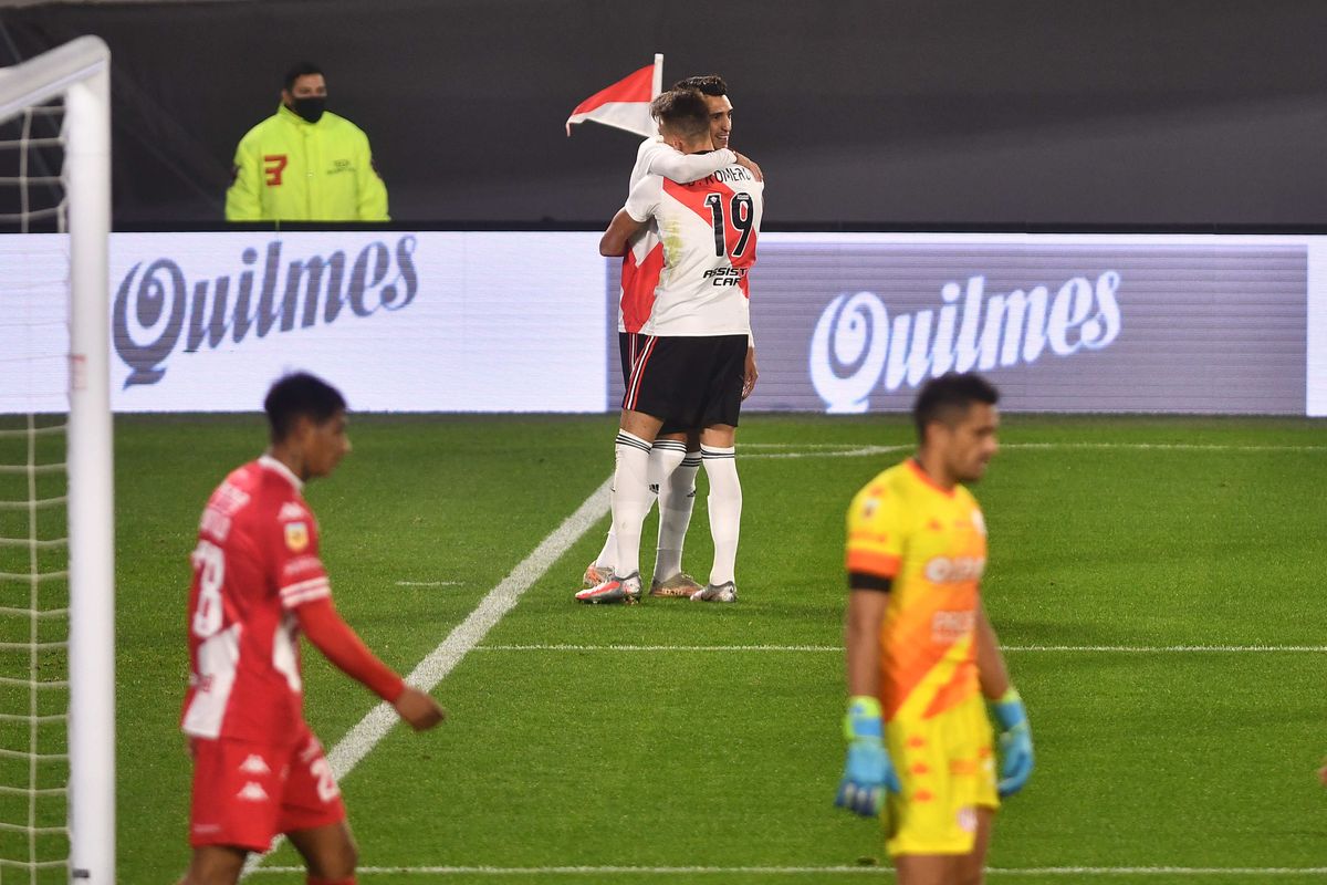 Braian Romero y Matías Suárez festejan el 1 a 0 de River ante Unión.