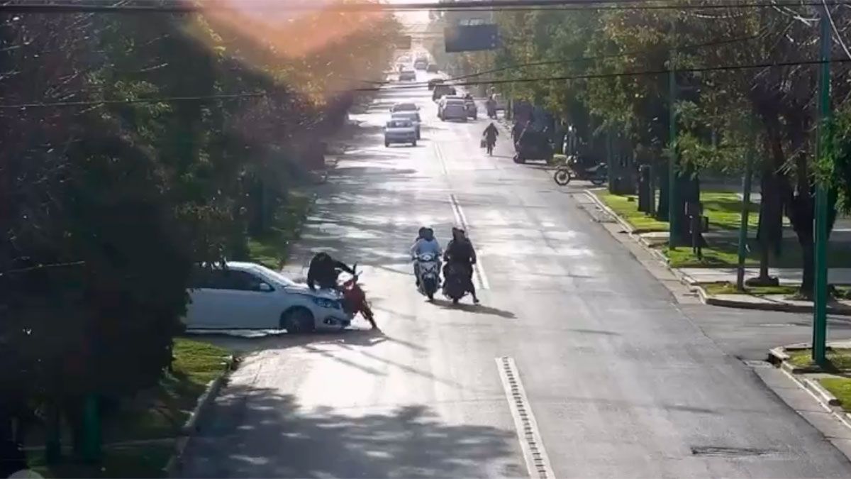 Además el conductor de la moto circulaba sin casco.
