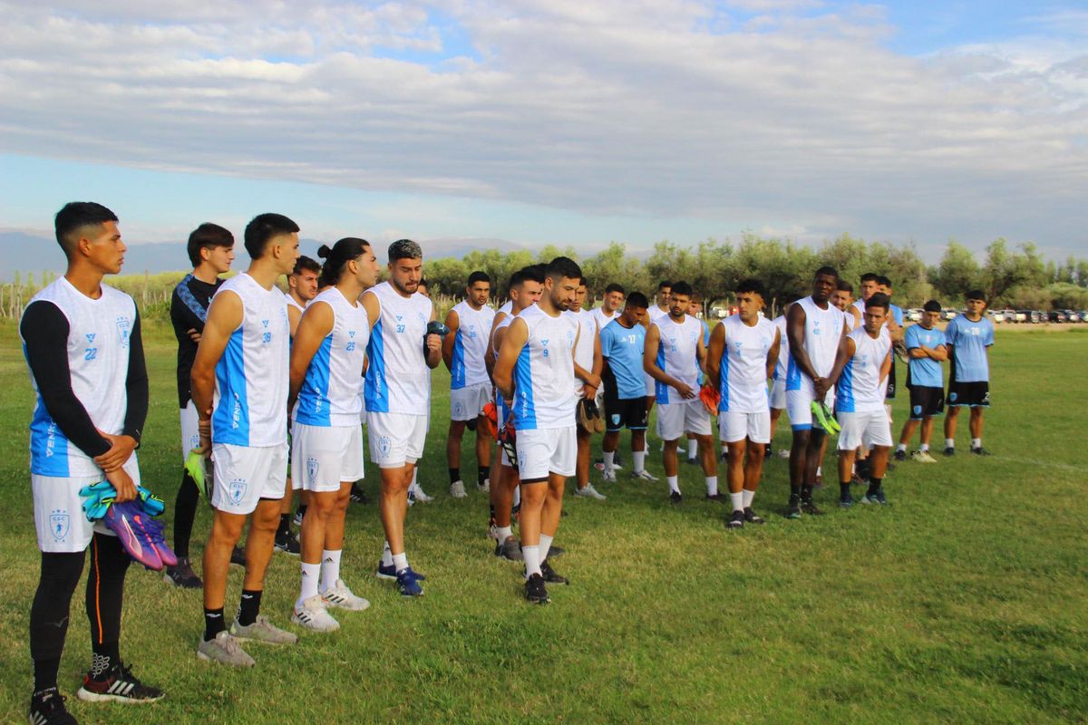 Los jugadores están atento a las indicaciones del cuerpo técnico. Los jugadores están atento a las indicaciones del cuerpo técnico.