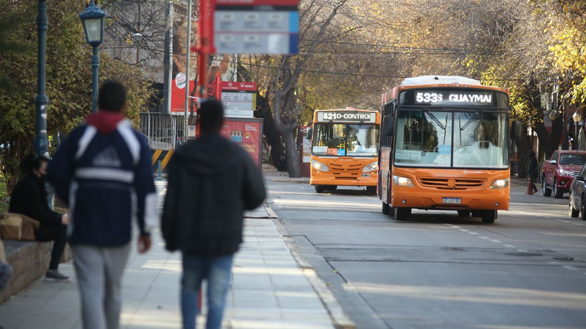 La caída de los subsidios al transporte de Nación y la escalada de costos del sistema obliga a recalcular el aumento del boleto de micro. La gran duda es ¿quién paga ese incremento? La caída de los subsidios al transporte de Nación y la escalada de costos del sistema obliga a recalcular el aumento del boleto de micro. La gran duda es ¿quién paga ese incremento?